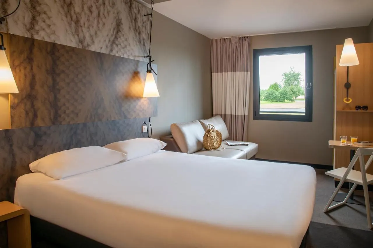 מלון Ibis Pontorson Baie Du Mont Saint Michel 3*, Saint-Georges-de-Gréhaigne